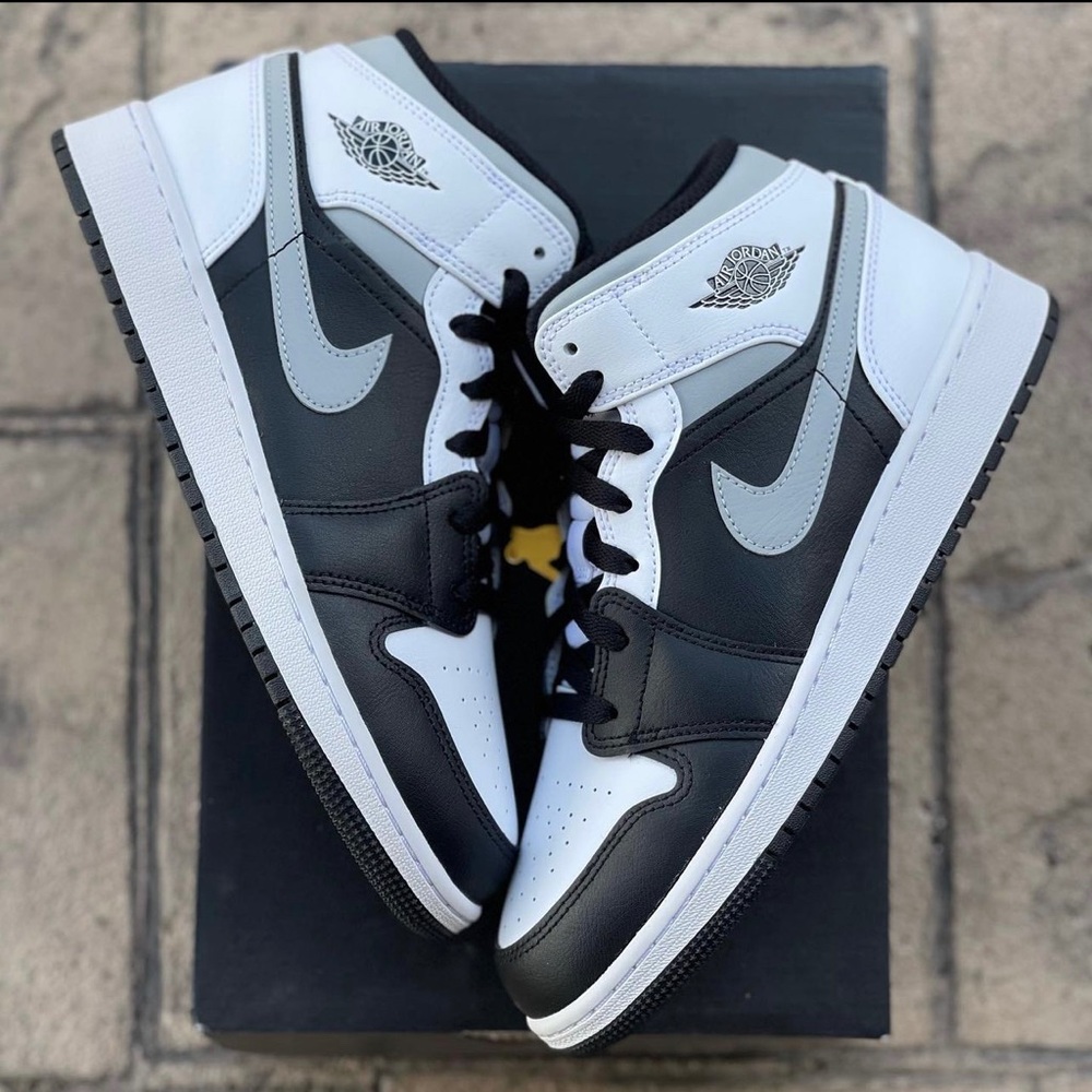 Jordan 1 mid white shadow sizes US 5Y, 6Y
